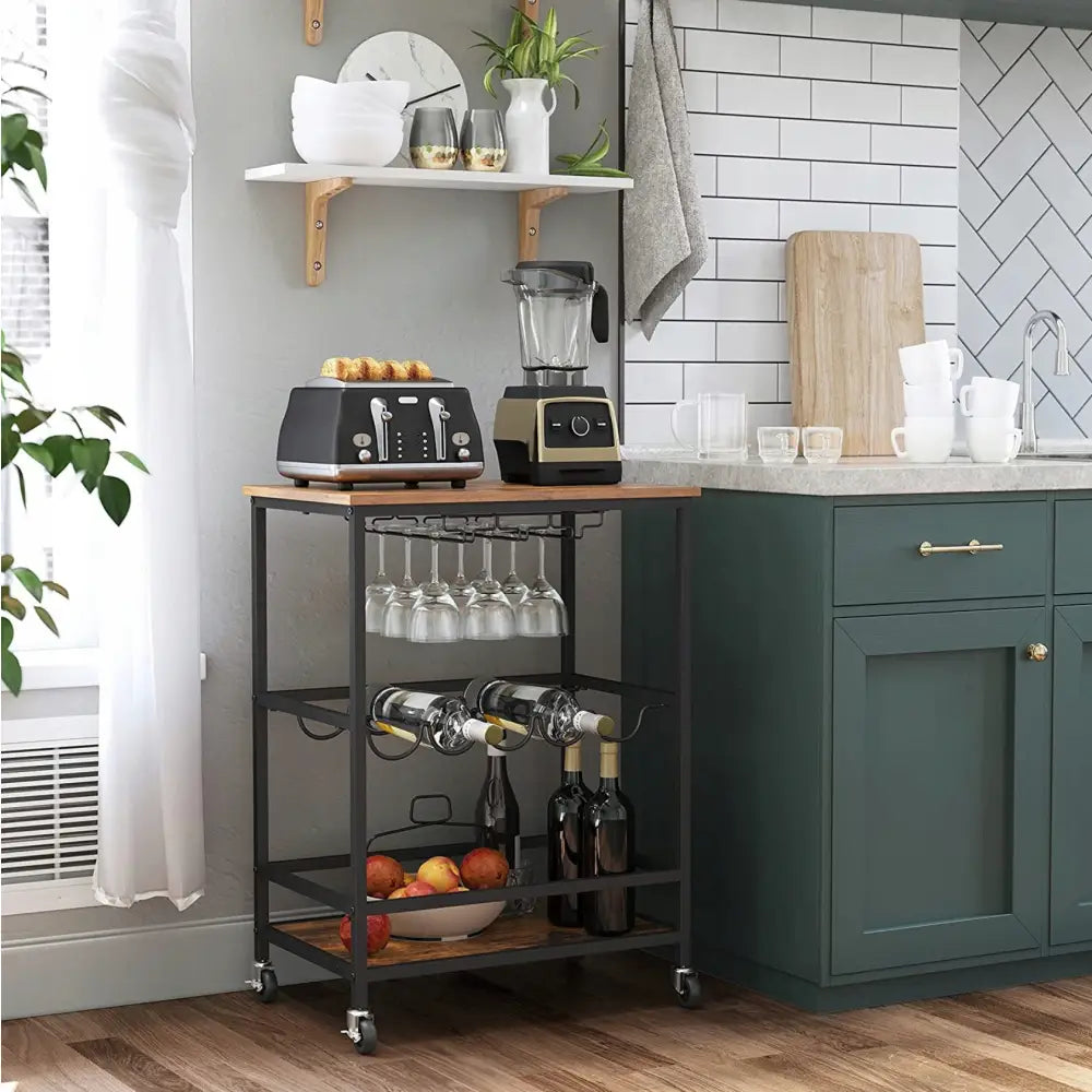 Trancherbord med flaskeholder, skrå frontvisning med vinglass, fruktbolle og kjøkkenapparater på treplate.