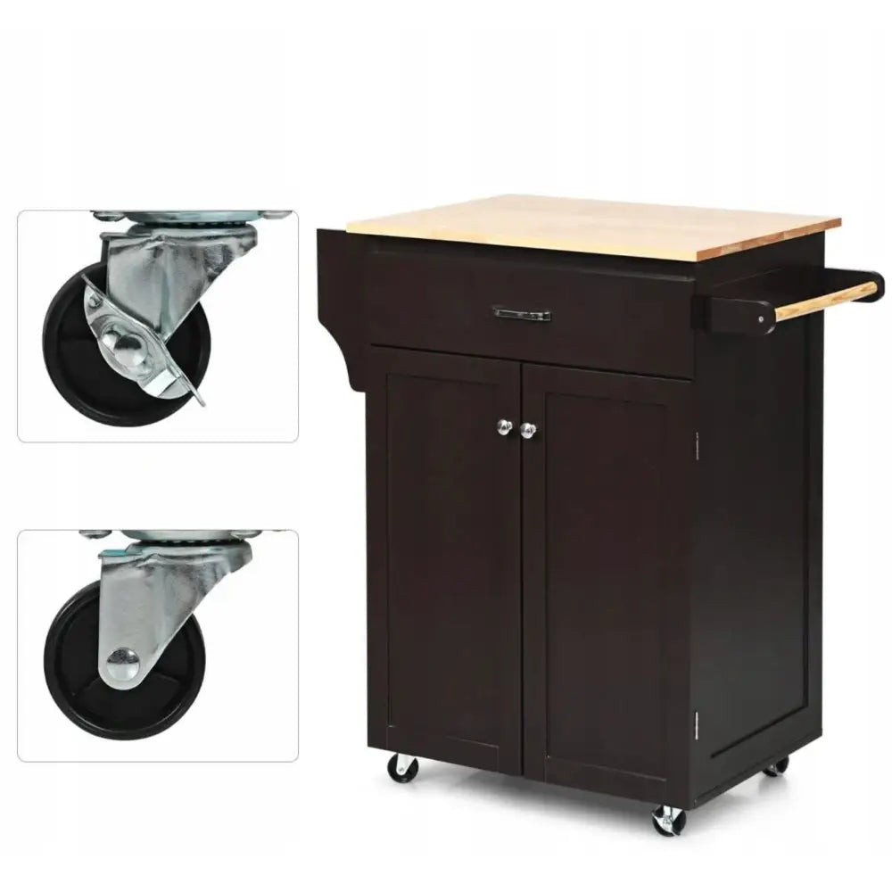 Kjøkkenøy vogn i mørkt tre, nærbilde av hjul med brems og håndtak på høyre side, sett skrått.