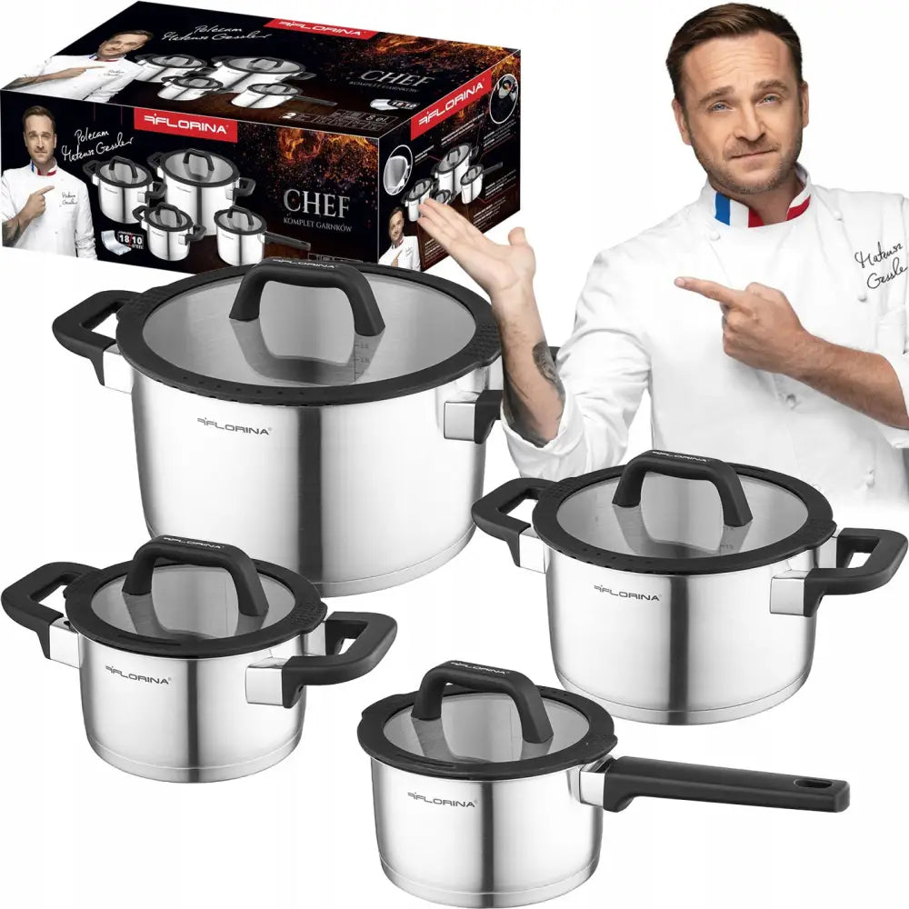 Kjøkkensjef kasserollesett i rustfritt stål, fire kjeler med glasslokk og kokk som presenterer dem.