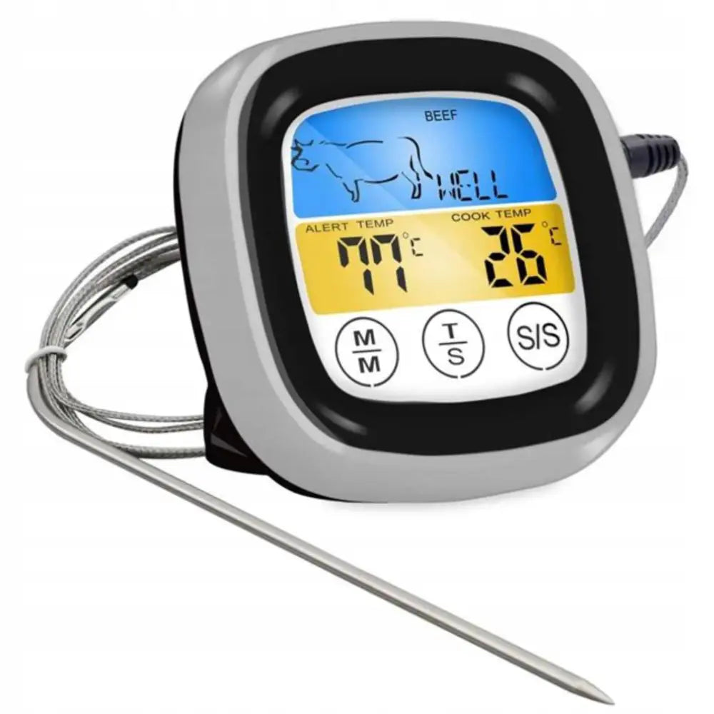 Digitalt kjøkkentermometer for kjøtt, skråvisning med opplyst display, metallprobe og ledning synlig.