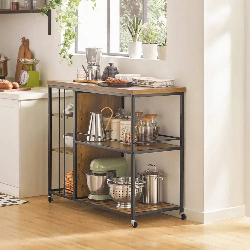Kjøkkentrolley med sorte metallrammer og trehyller, sidevisning fylt med kjøkkenutstyr og glasskrukker.