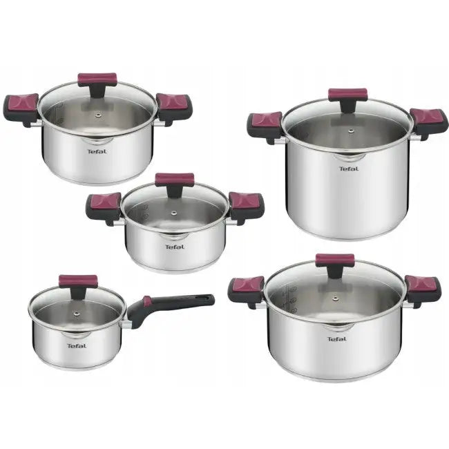 Kjøkkenutstyrsett Cook&Clip, fem kjeler og gryter med lokk og fargede håndtak, sett fra skrå vinkel.