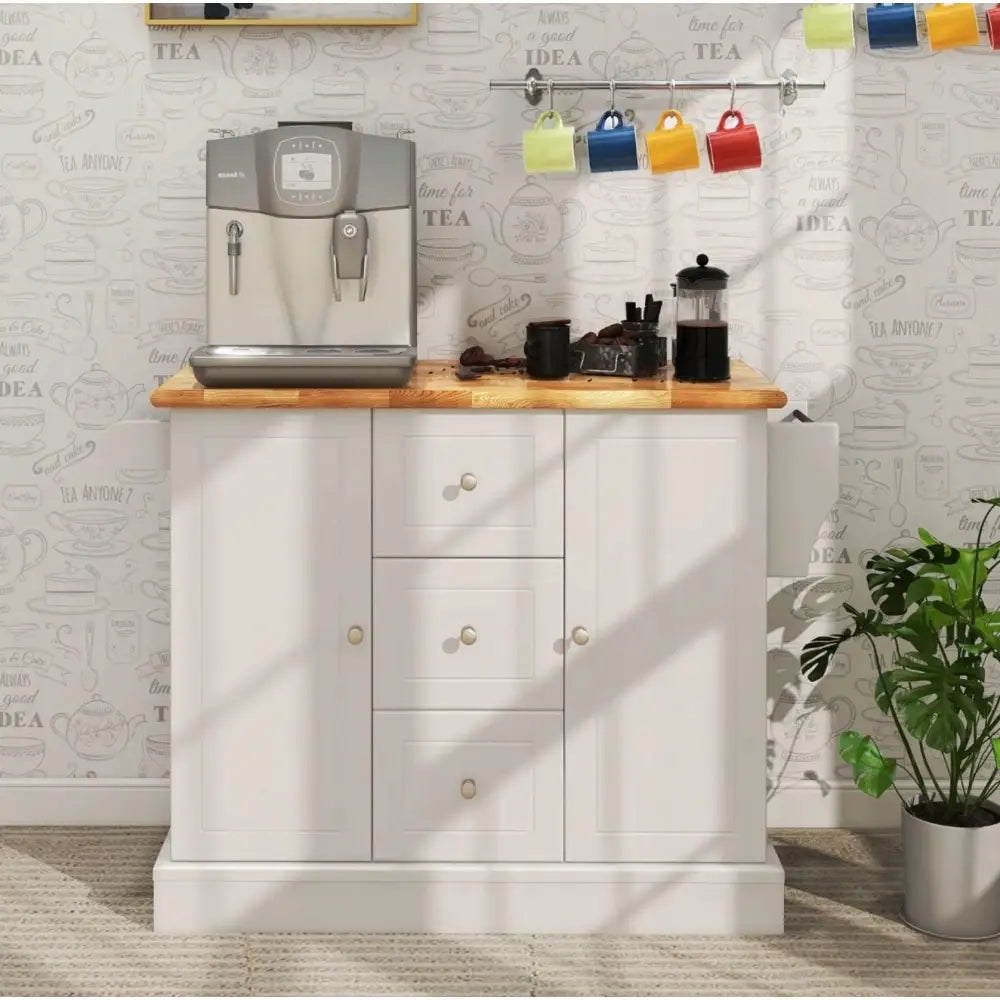 Kjøkkenvogn og skap 2-i-1, hvitt skap med trefarget topp, kaffemaskin og kopper over benken.