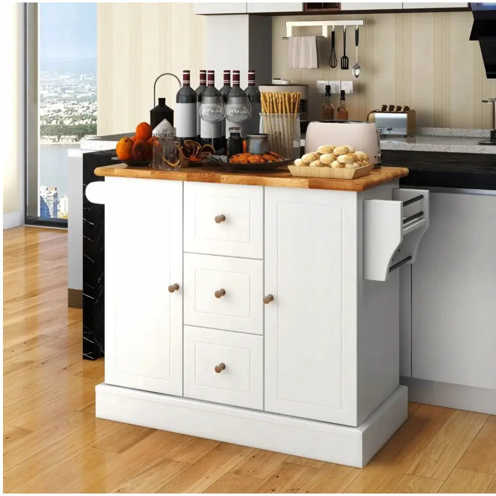 Kjøkkenvogn og skap 2-i-1, hvit med trebenkeplate, skuffer, skap og uttrekkbar hylle, mat plassert på benken.