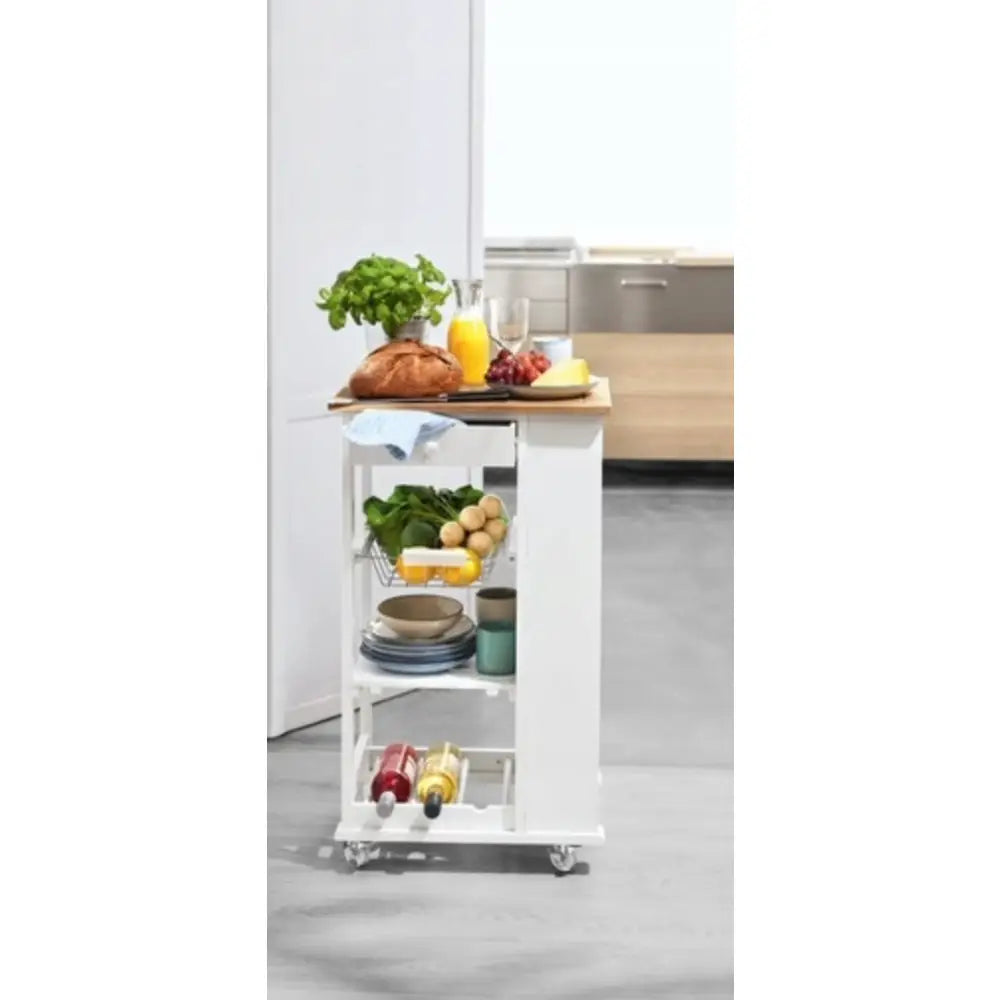 Kjøkkenvogn med hvit ramme og treplate, fylt med frukt, grønnsaker og servise på hyllene i kjøkkenmiljø.