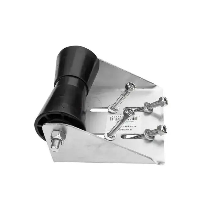 Kjølbunnrull med feste, skråvisning av svart konisk plastrulle montert i metallbeslag med fire bolter.