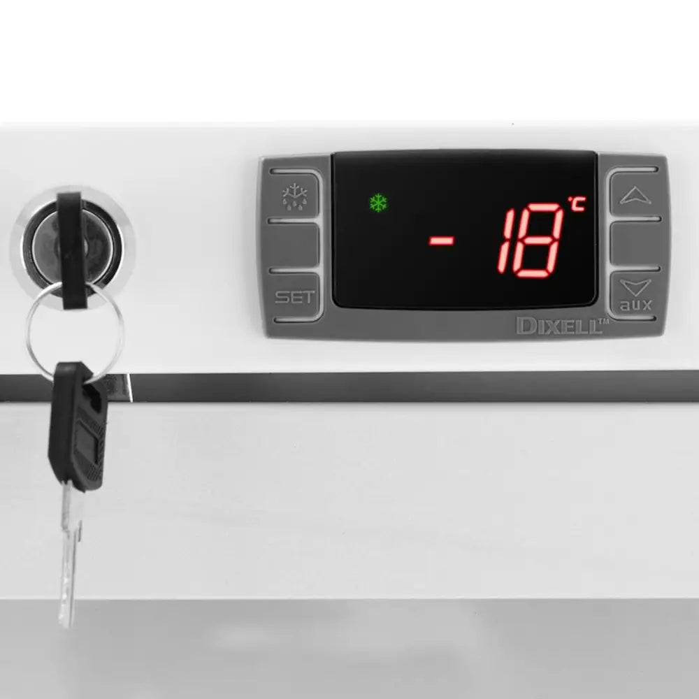 Digitalt kontrollpanel med temperaturvisning på -18°C og nøkkellås med nøkkel for kjøle- og fryseskap.