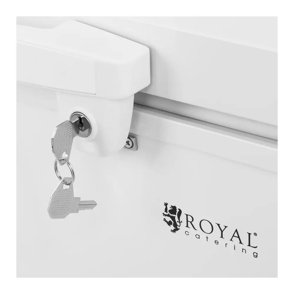 Kjøleboks for profesjonell bruk, nærbilde av lås med to sølvnøkler og Royal Catering-logo på hvit metall.