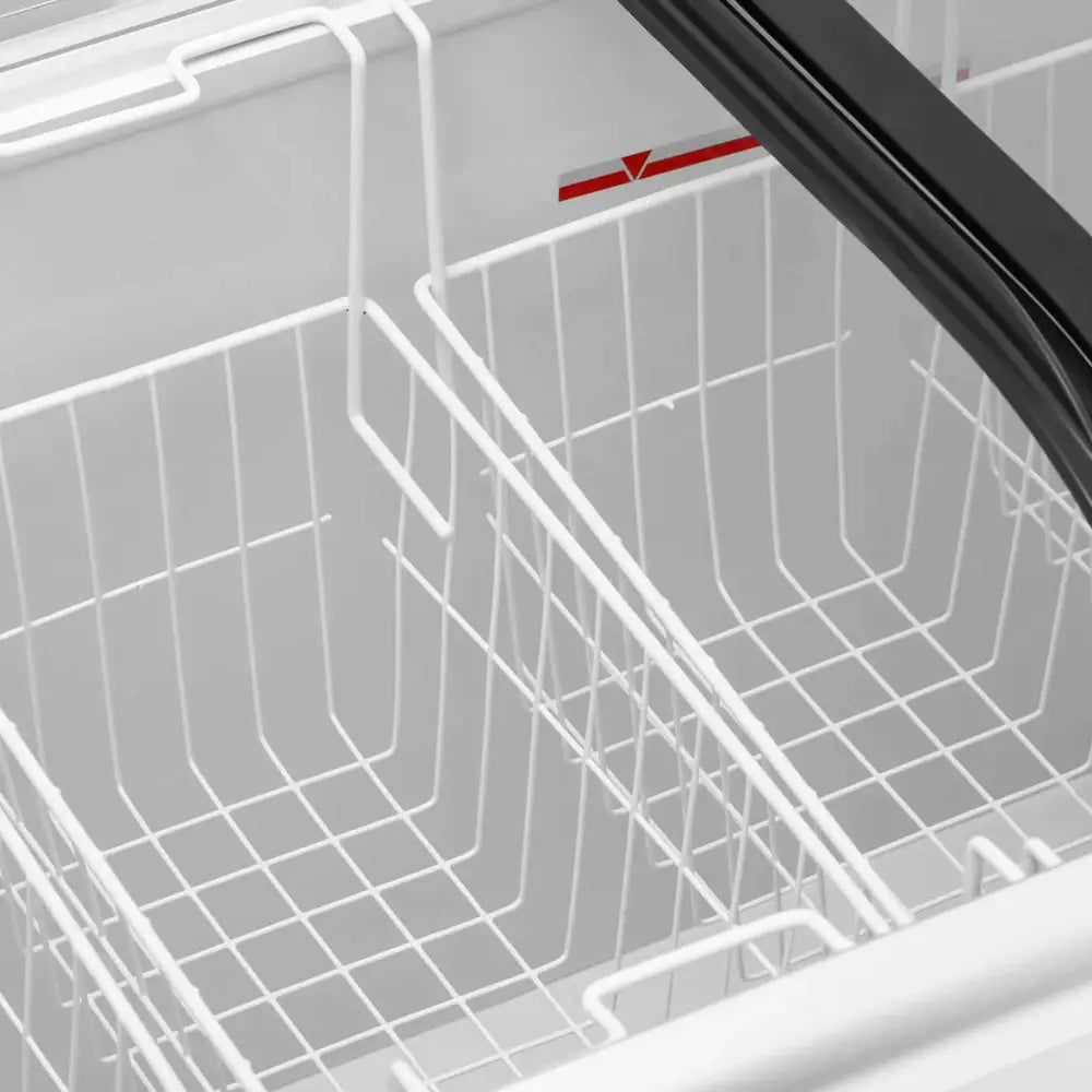 Kjøleboks med glasslokk, oversiktsbilde av to hvite metallkurver og rød markering på innsiden.