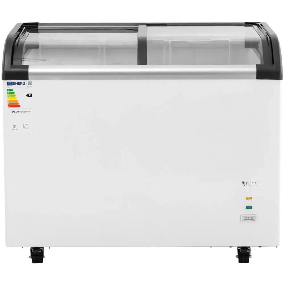 Kjøleboks for frossenmat, frontbilde med glasskyvedører, sorte kanter, energimerke og hjul synlig.