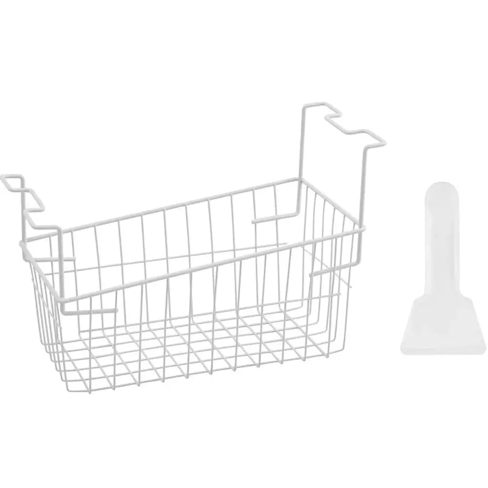 Hvit metallkurv med åpne nettvegger og opphengskroker, sett fra siden, med plastskrape til høyre.