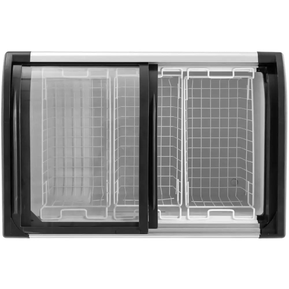 Kjøleboks med glasslokk, sett ovenfra med doble skyvedører, svarte rammer og to hvite nettingkurver inni.