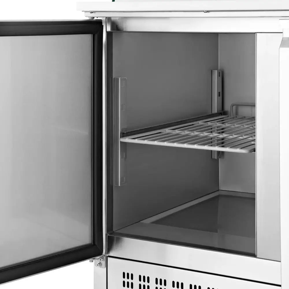 Kjølebord for salat med to glassdører, sidevisning av åpen metallinnside og avtagbar tråd-hylle.