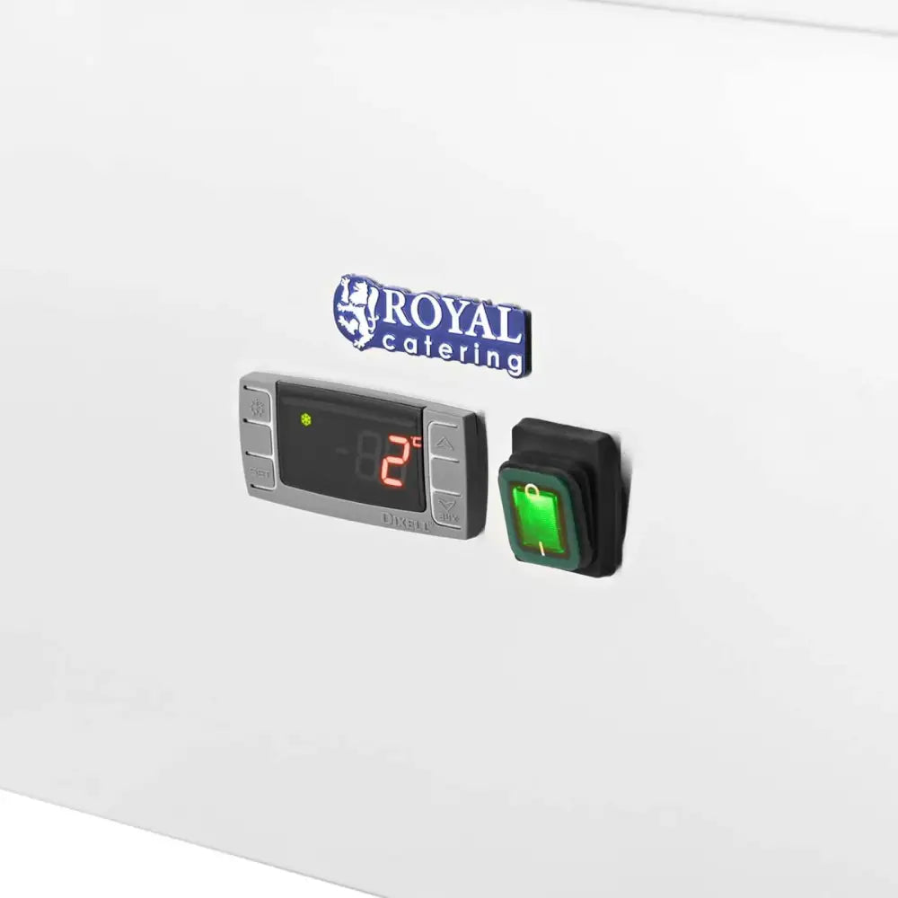 Kjølebord for salater, nærbilde av digitalt temperaturdisplay med røde tall, grønn bryter og logo på front.