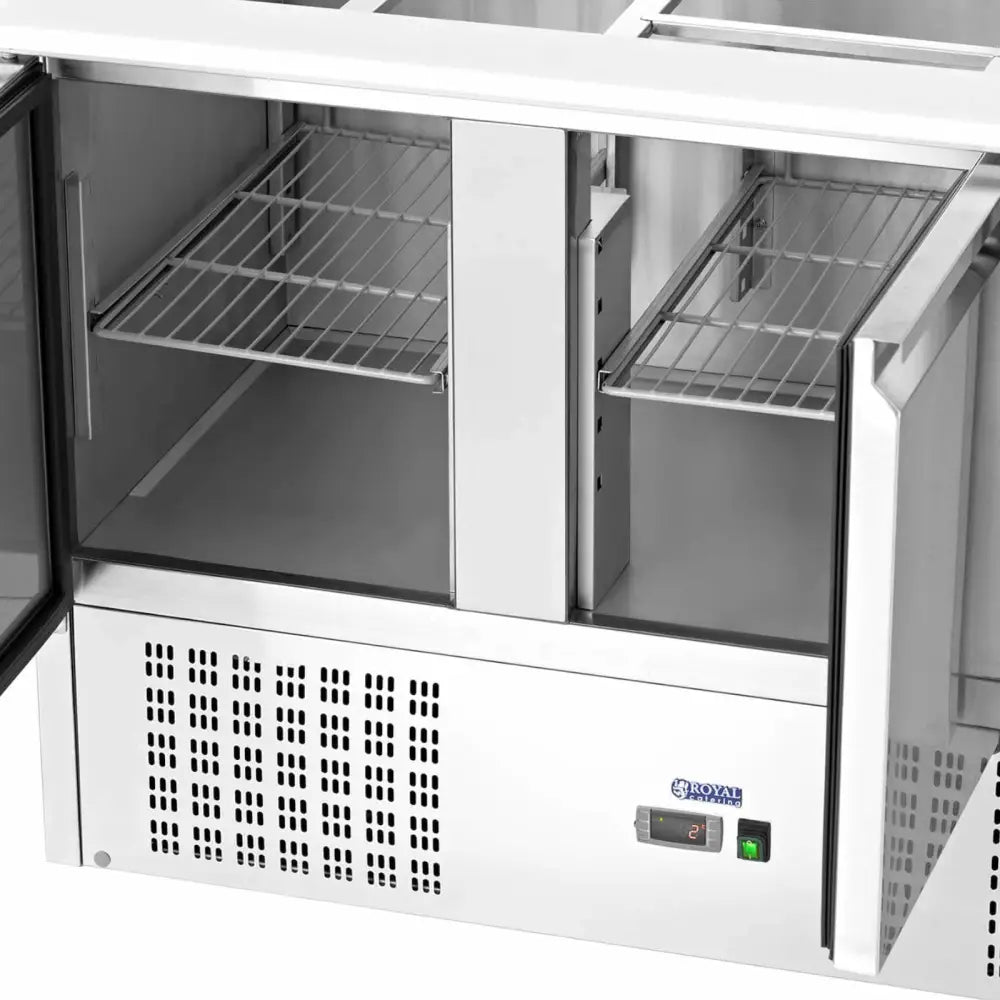 Kjølebord for salater med to åpne dører, synlige metallhyller og digitalt temperaturdisplay nederst til høyre.