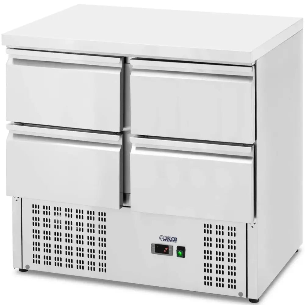 Kjølebord i rustfritt stål med fire skuffer, digital temperaturvisning og ventilasjonsrist sett skrått forfra.