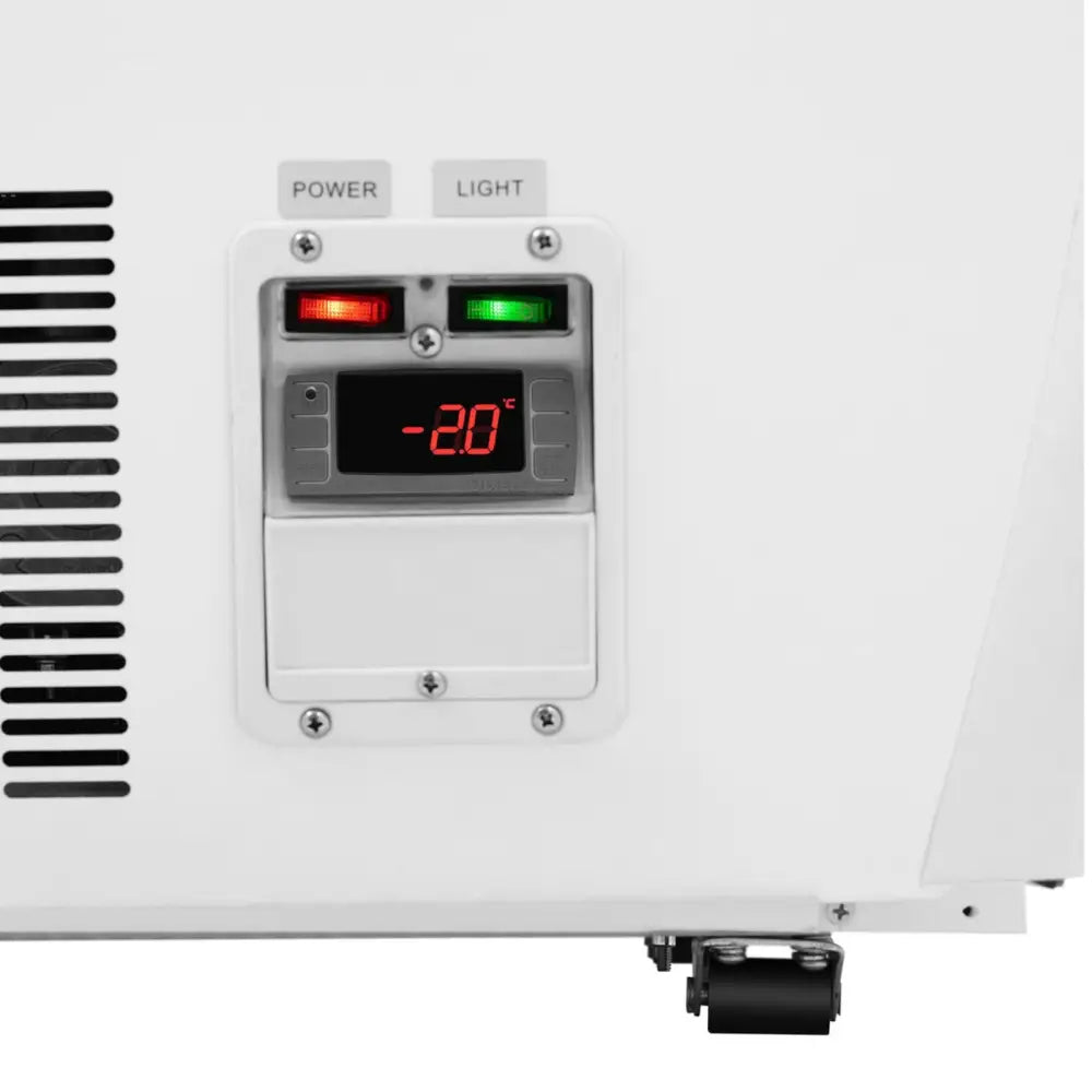 Digitalt temperaturdisplay på åpen kjøler, rød LED viser -20°C med grønne og røde indikatorlys på hvit front.