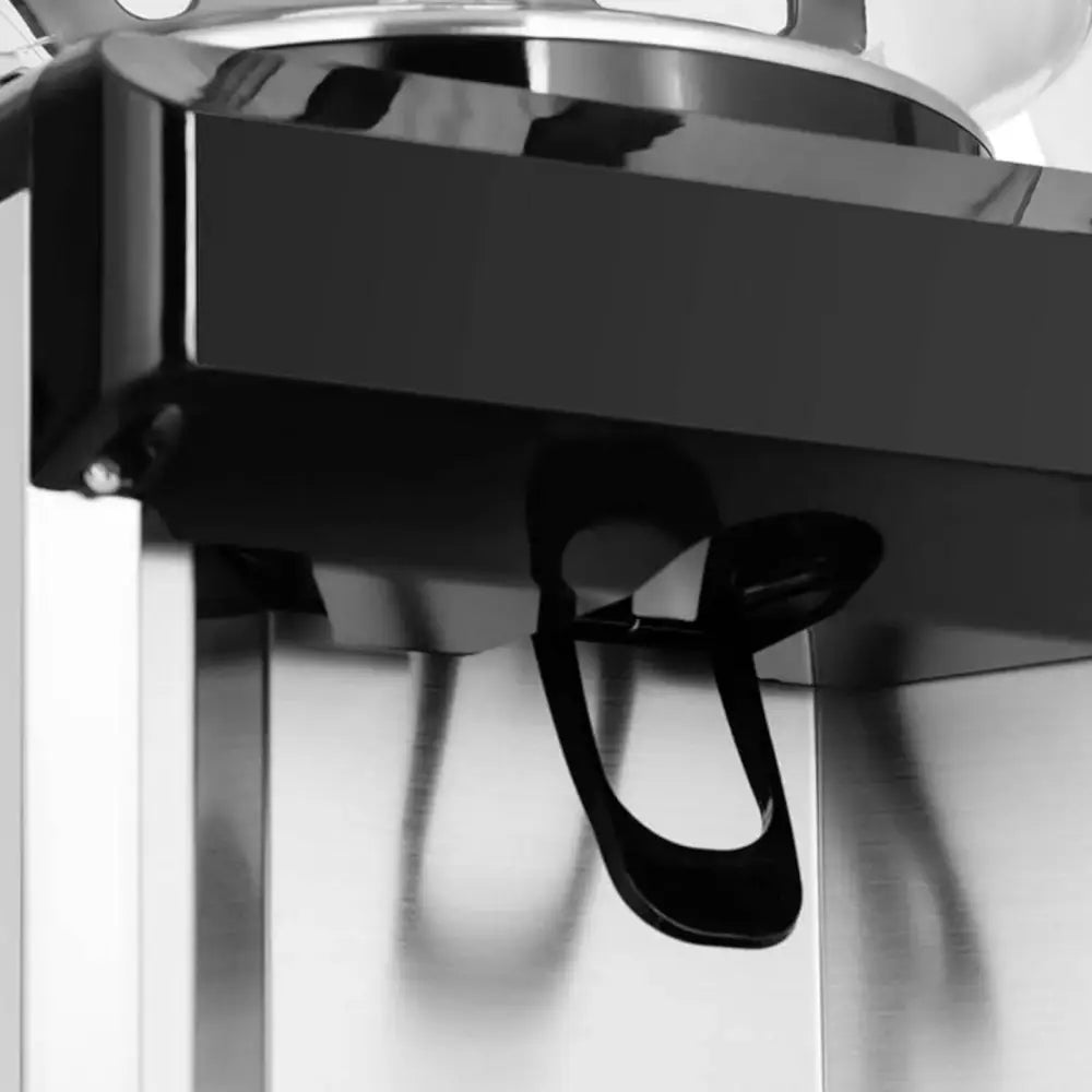 Kjølerdispenser, detaljert nærbilde av svart utløpskran i plast under blank metalloverflate, skrå vinkel.