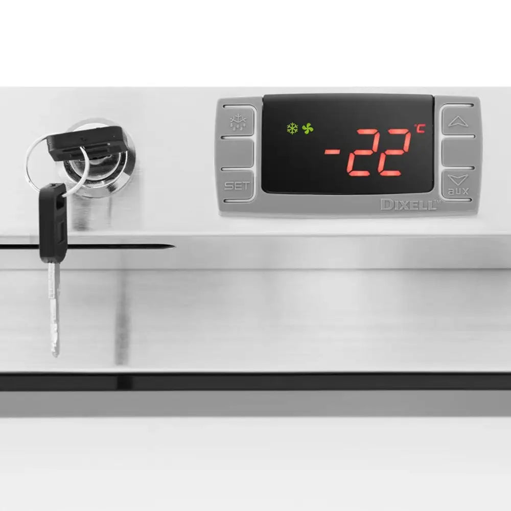 Digitalt display på kjølerom fryser med rød temperaturvisning, grå knapper og nøkkel i lås på ståloverflate.