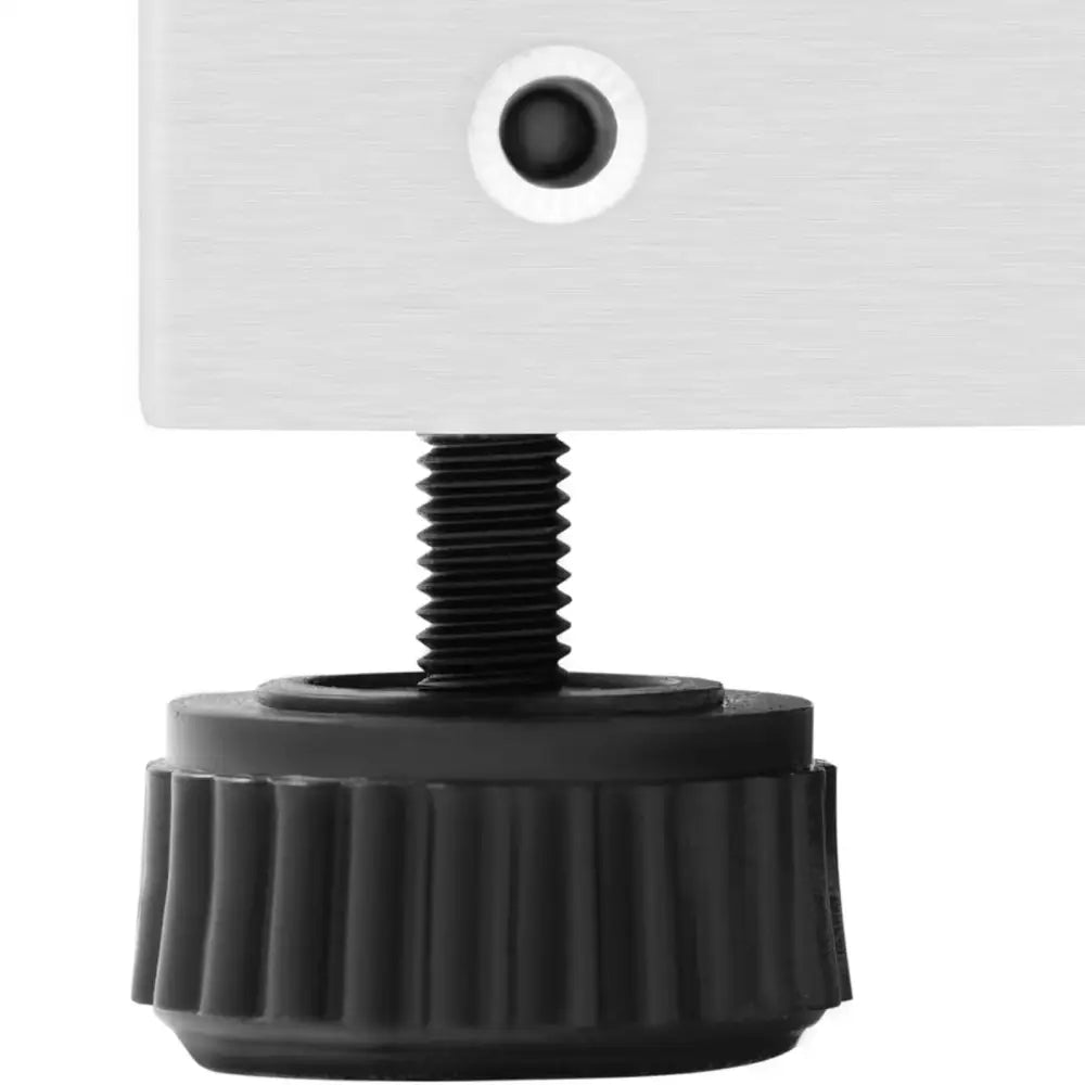 Sort justerbar skruefot i plast og metall, nærbilde som fremhever gjenger og riflet overkant for grep.