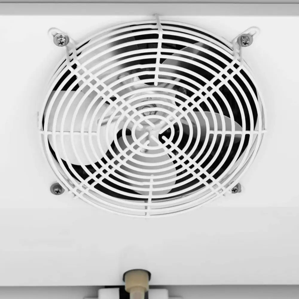 Ventilatorvifte til kjølerom fryser, frontvisning med beskyttelsesgitter, skruer og synlig plastslange nederst.