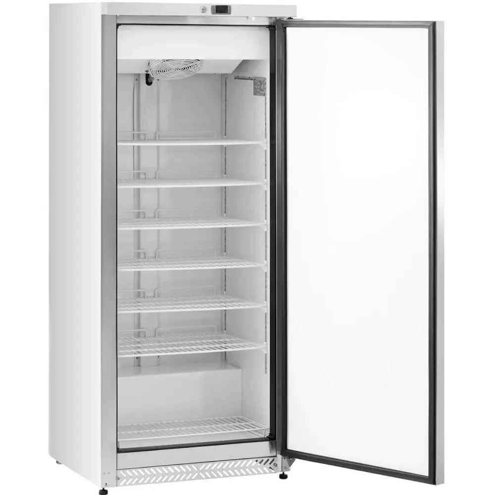 Kjølerom fryser med åpen dør, åtte netthyller og synlig vifte øverst, sett skrått forfra.