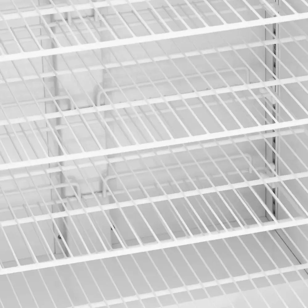 Kjølerom fryser med syv hvite gitterhyller, frontvisning som fremhever de justerbare nivåene inne i skapet.