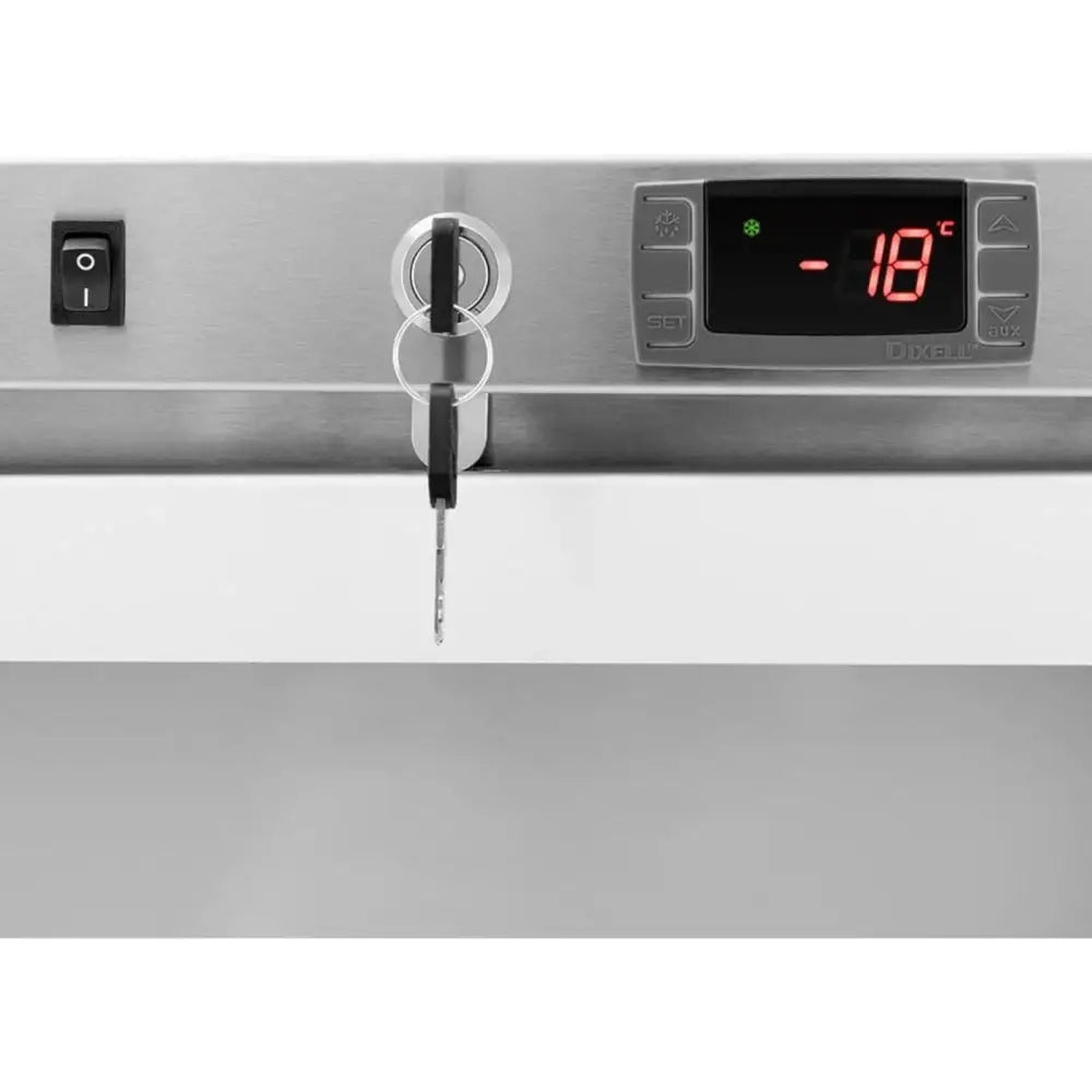 Kontrollpanel for kjølerom fryser, viser digital temperatur på -18°C, nøkkellås og strømbryter i stål.