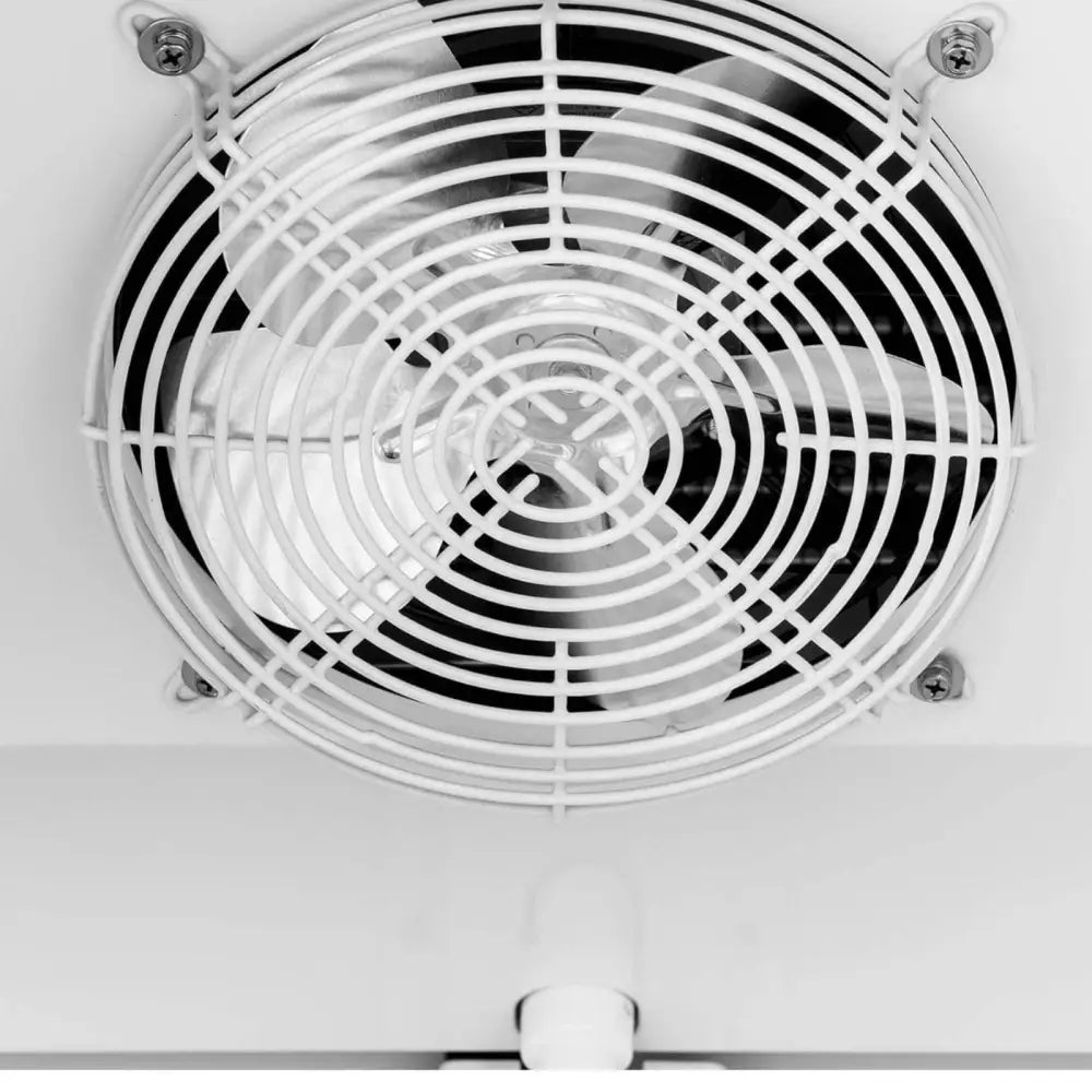 Sølvfarget vifte med metallblader bak hvitt gitter, sett forfra, viser detaljert ventilasjonsdesign.