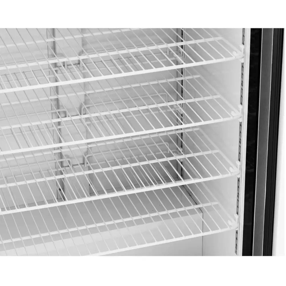 Kjølerom fryser med glassdør, fem solide hvite trådhyller vist fra skrå vinkel med tydelig innvendig detalj.