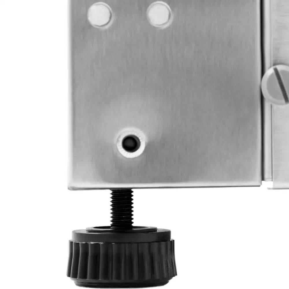 Justerbar sort plastskrue under kjølerom fryser i børstet stål, fokus på festemekanisme fra siden.