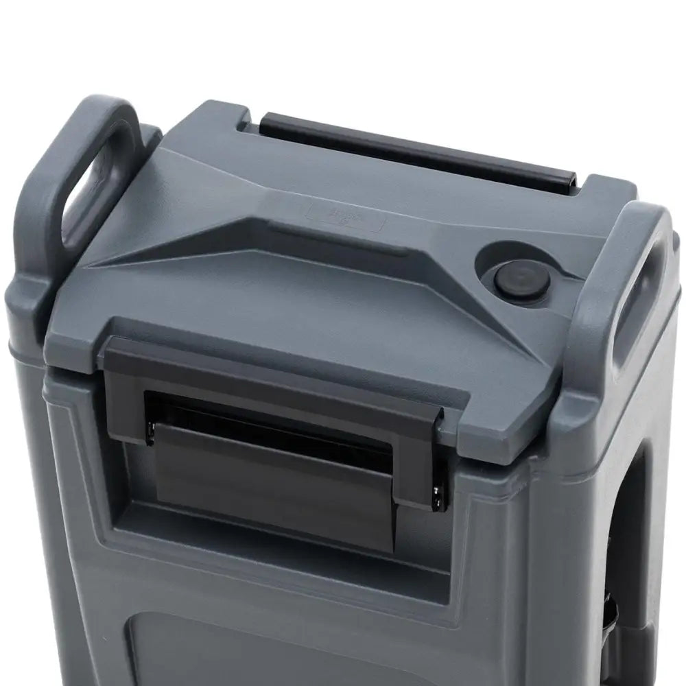 Kjølerom for drikke, sett skrått ovenfra med doble bærehåndtak, markert lokk og sort frontlås.