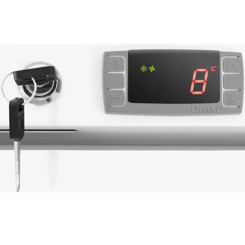 Kjølerom skap kjøl, nærbilde av digitalt display med temperatur, nøkkel i sølvfarget lås på hvit front.
