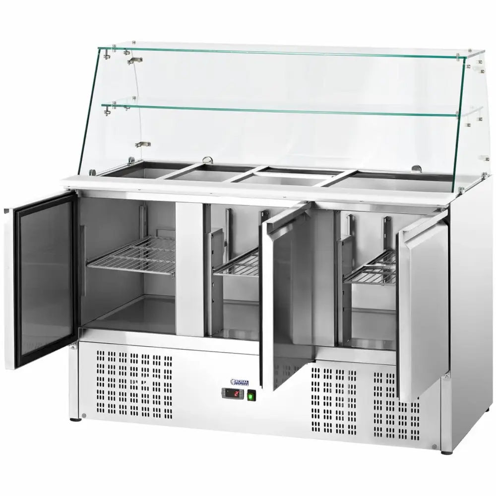 Kjøleromsalatbord med tre åpne dører, metallhyller og glassmonter for oppbevaring og servering.