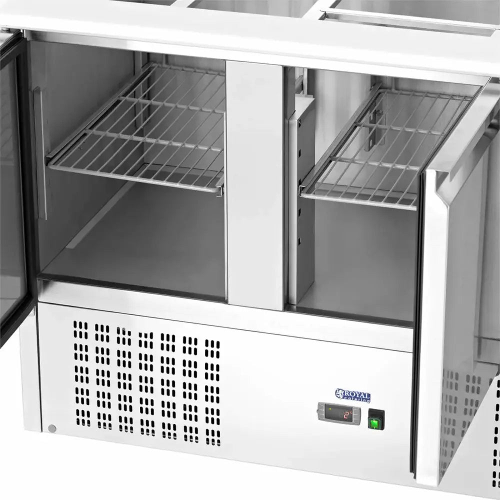 Kjøleromsalatbord med to åpne glassdører, synlige metallhyller, digitalt display og ventilasjonsrister nederst.