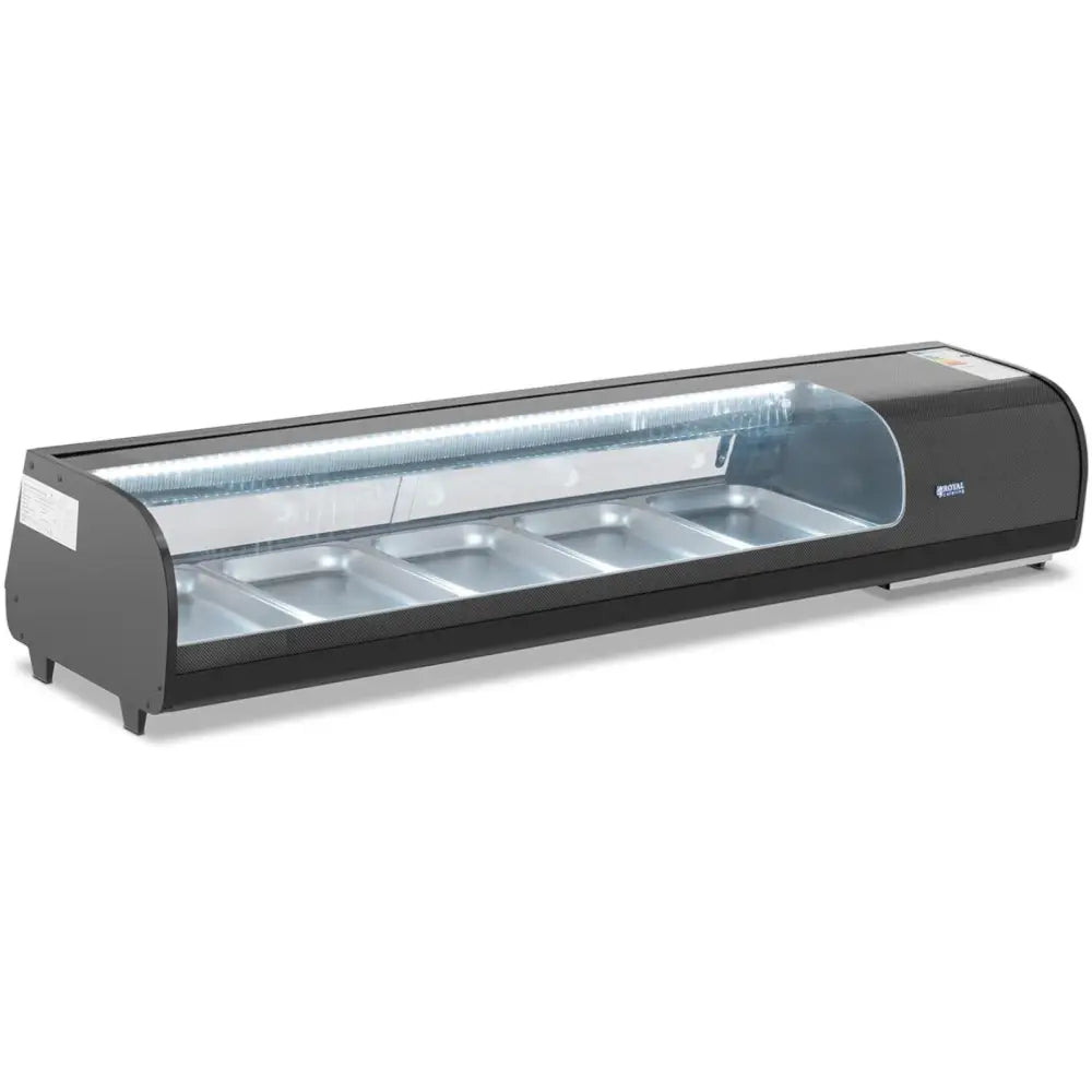 Kjølervitrineskap for sushi, skråvisning som fremhever LED-belysning og flere GN 1/2-bakker i metall.