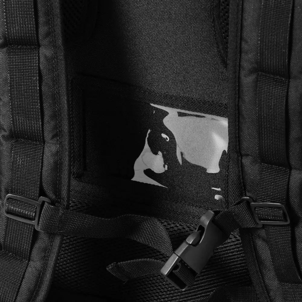 Kjølesekk for pizzatransport, nærbilde av polstrede skulderstropper med spenne og svart-hvitt innvendig trykk.