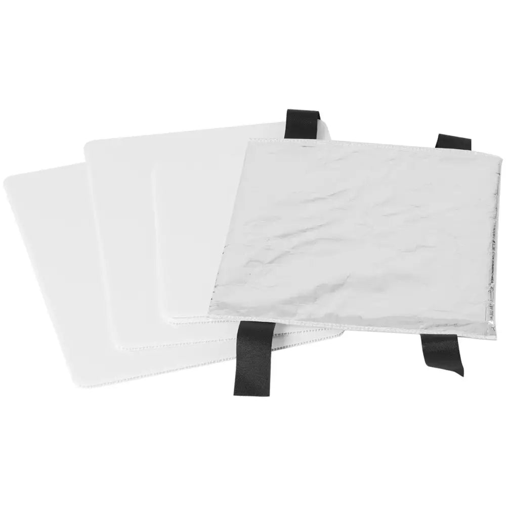 Kjølesekk pizzatransport, sett med tre hvite isolasjonsputer og én sølvpute med svarte stropper, skrått ovenfra.