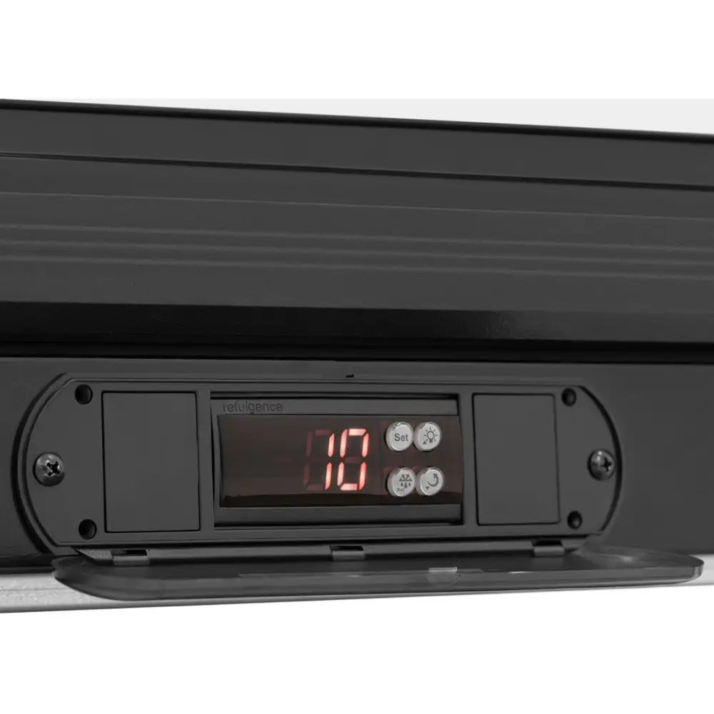 Digitalt kontrollpanel på bar kjøler, LED-display viser 19, fire hvite knapper i sort metallramme.