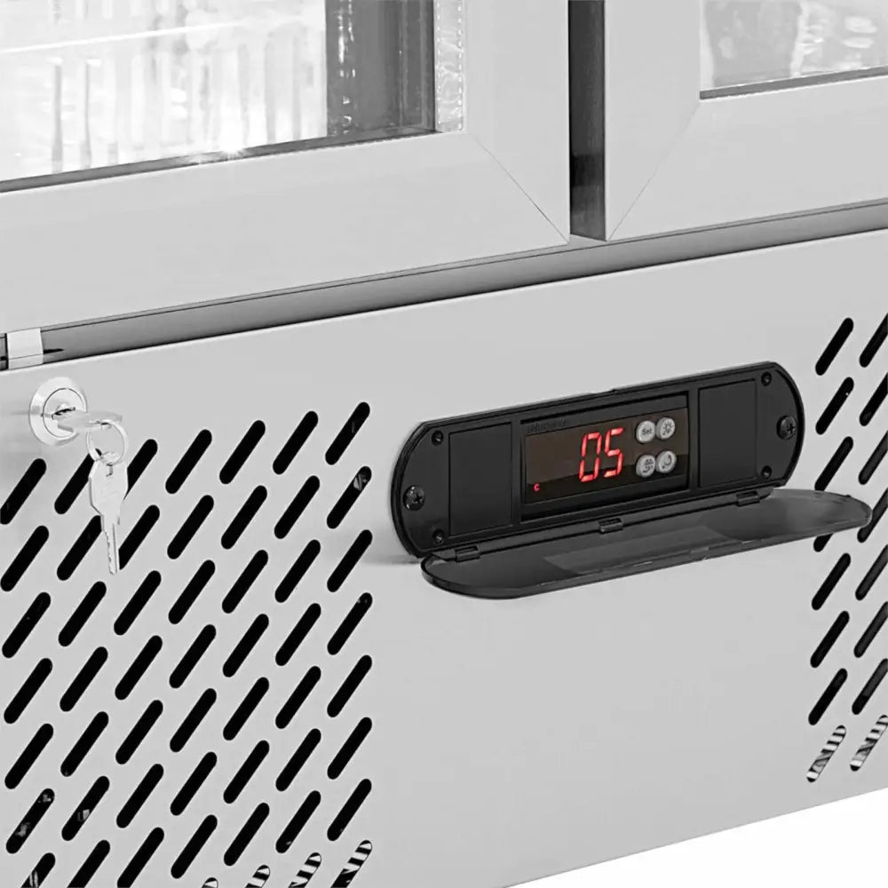 Kjøleskap Drikkekjøler Bar, nærbilde av digitalt display, kontrollknapper og nøkkellås på grå metallfront.