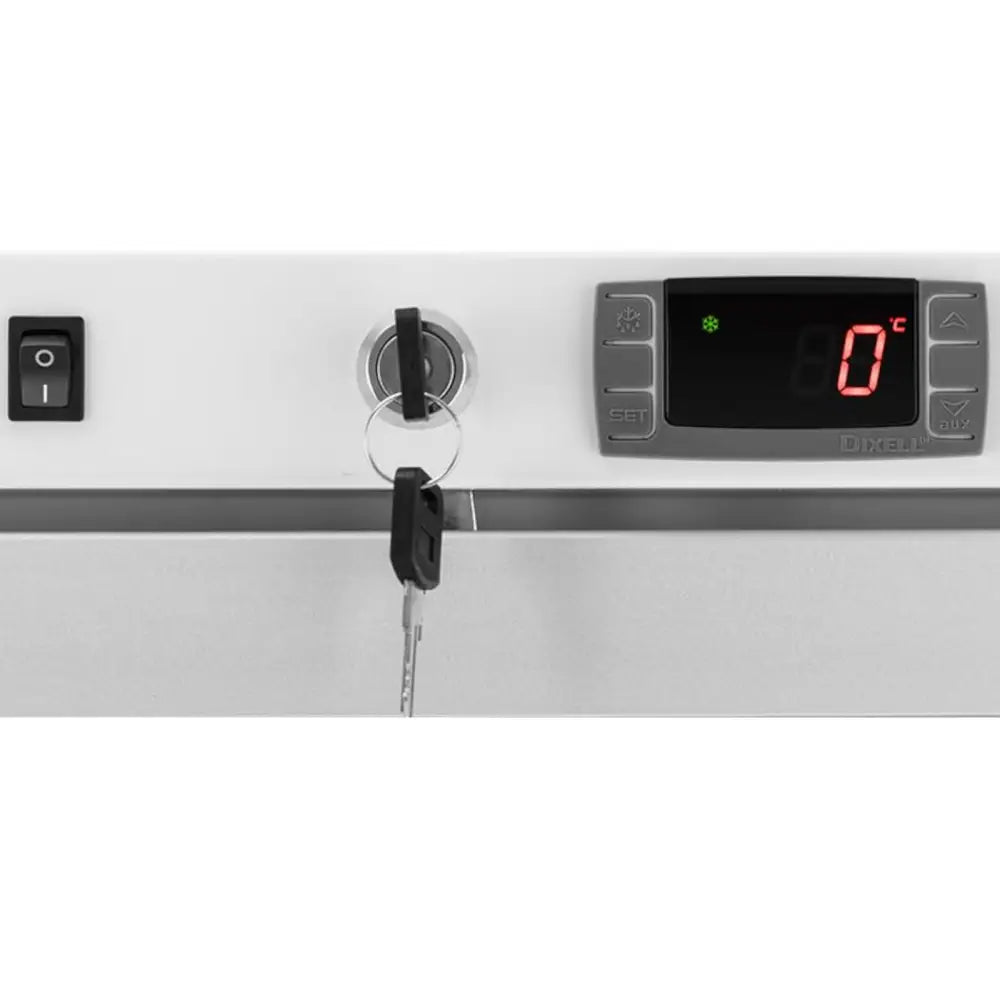 Kontrollpanel på gastronomisk kjøleskap, viser av/på-bryter, nøkkellås med nøkkel og digital temperatur på 0°C.