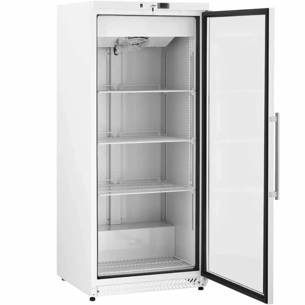 Kjøleskap med glassdør, fire metallhyller og åpen dør, vifte synlig øverst på innsiden.