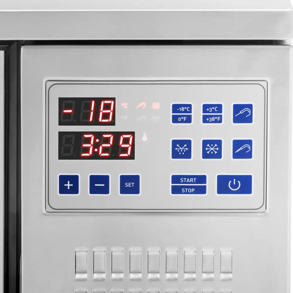 Kjøleskap Raskkjøler, nærbilde av LCD-kontrollpanel med røde LED-tall og blå funksjonsknapper i stål.