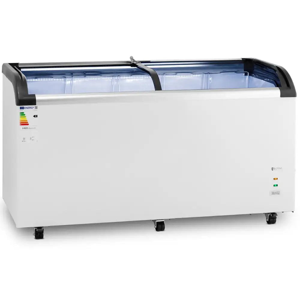 Kjøleskap skapfryser for iskrem og frossenmat, skråvisning med buet glasslokk og hjul, sorte hjørnebeskyttere.