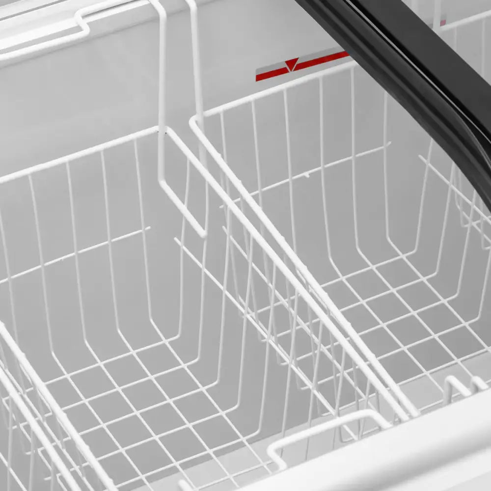 Kjøleskap skapfryser, oversiktsbilde av hvite metallkurver, svart toppkant og rød indikatorlinje innvendig.