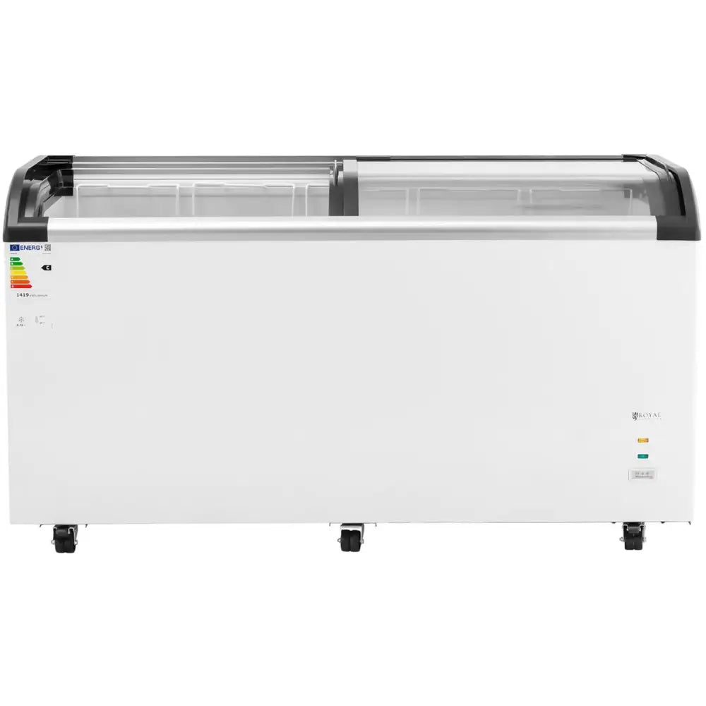 Stor hvit frysedisk for iskrem og frossenmat, frontvisning med glasskyvelokk, hjul og energimerke synlig.