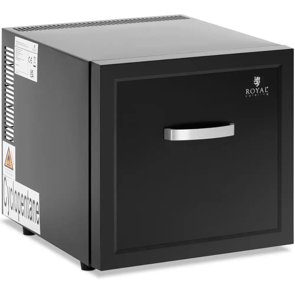 Kjøleskap for hotell, sort metallskap med sølvhåndtak og synlige ventilasjonsåpninger fra skrå vinkel.