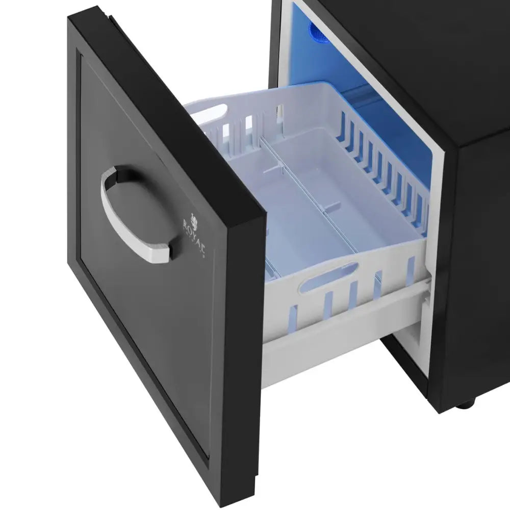 Kjøleskap skuff for hotell, sort matt design med åpen hvit plastskuff og blå innside i perspektiv.