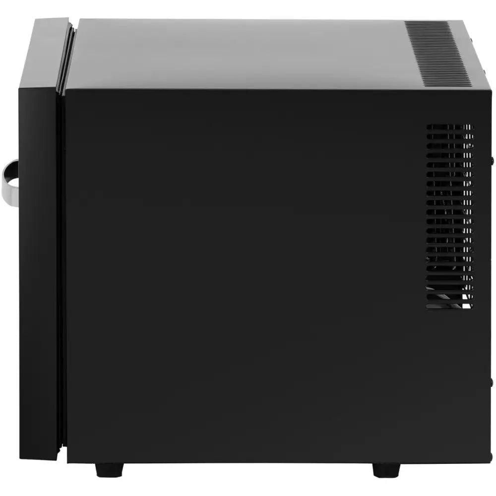 Kompakt sort kjøleskap for hotell, sidevisning med synlige ventilasjonsrister og håndtak på forsiden.