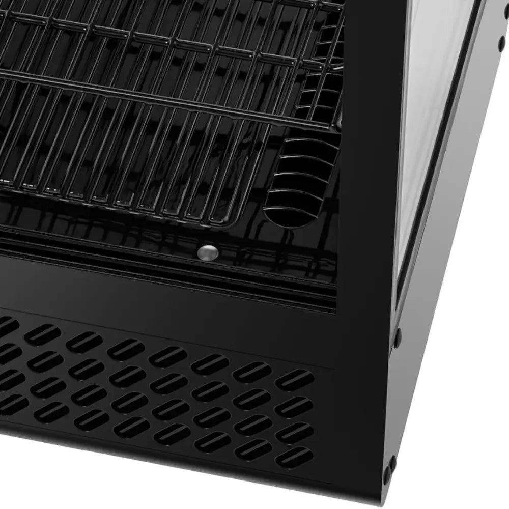 Kjølethevit svart, detaljert sidevisning av metallgitter, ventilasjonsrist og glasspanel med perforert mønster.